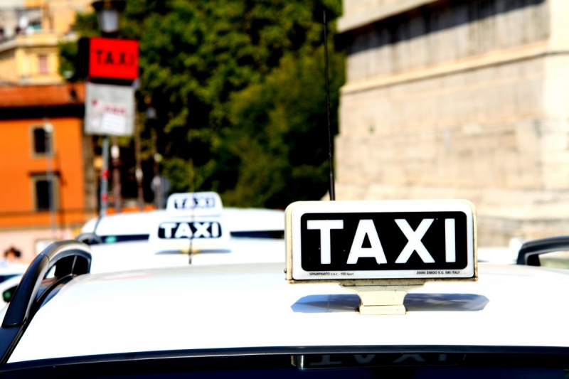 taxis-COLLONGUES-min_taxi_auto_rome_road_white-1051610